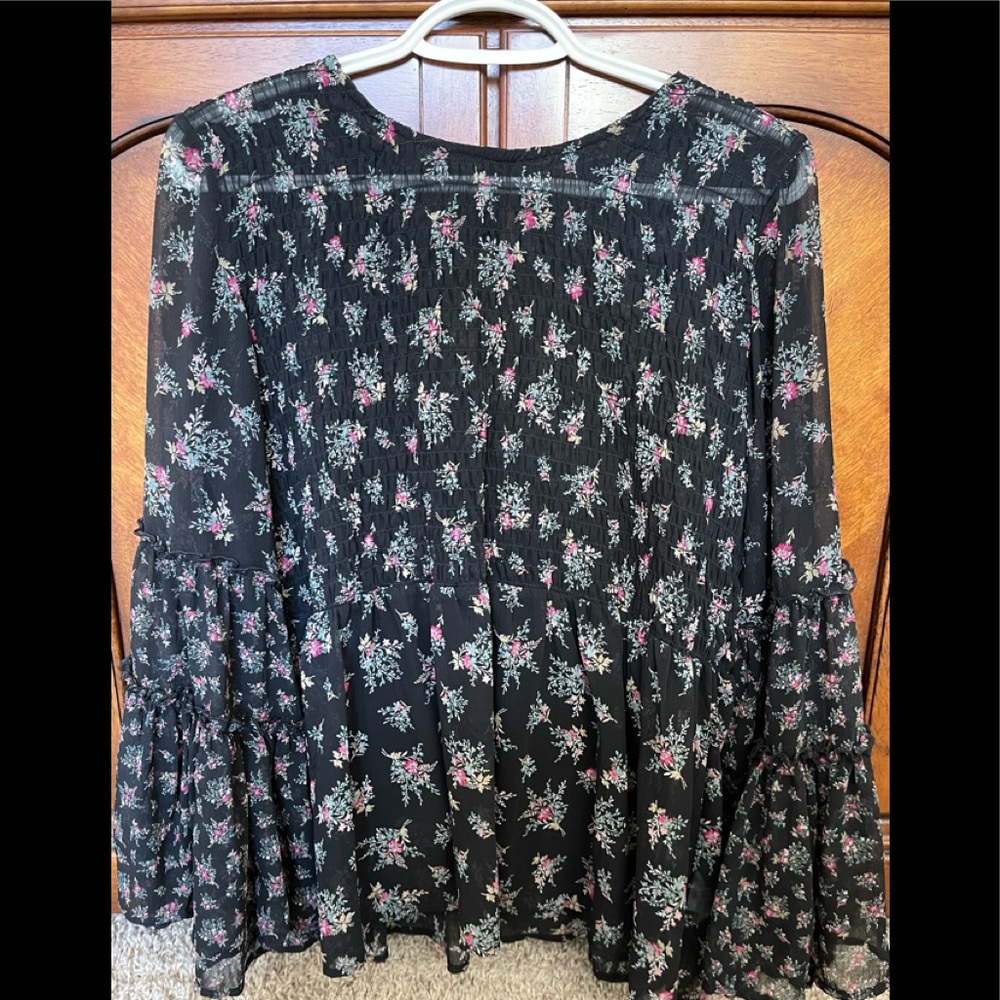 American Eagle floral blouse. Size medium.